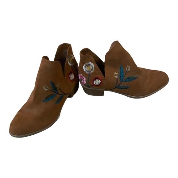 INDIGO Rd. Womens‎ size 6 Tan Embroidered Flowers Slip-On Fashion Ankle Boots - Picture 1 of 6